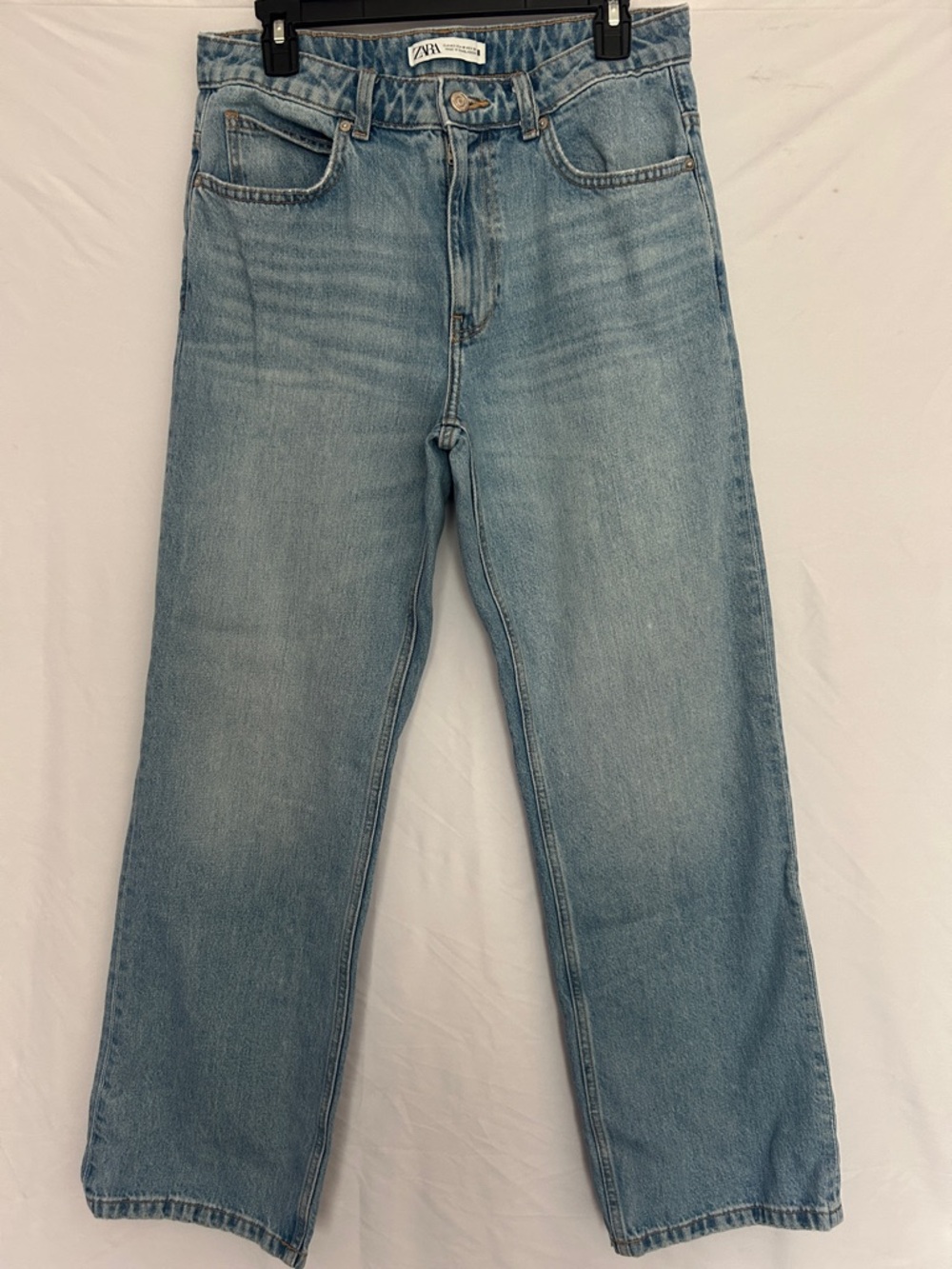 Zara Women’s Light Wash Mid Rise Straight Leg Jeans. Size 10